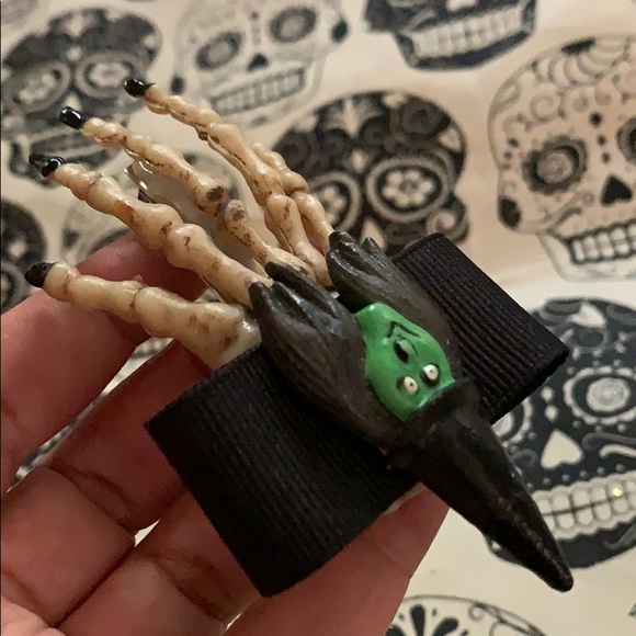 Halloween witch Hair accessory Clip Creepy hand Accessory NEW - Picture 11 of 16